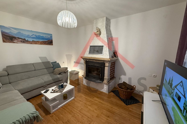 GRIŽANE - Casa con piscina nell'entroterra