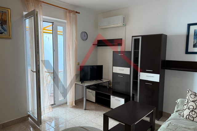 CRIKVENICA - 1-bedroom apartment with dining room, 250 m from the sea, 49 m²