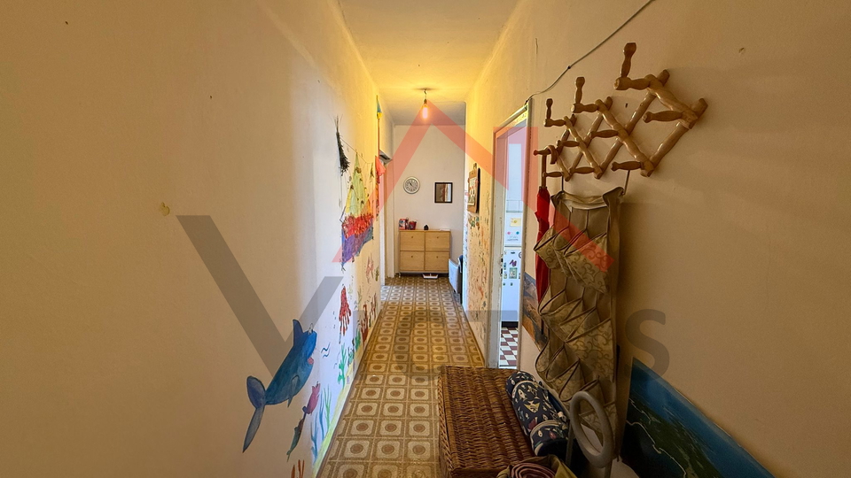 NOVI VINODOLSKI - Prostrani stan u centru grada&comma; 80 m2