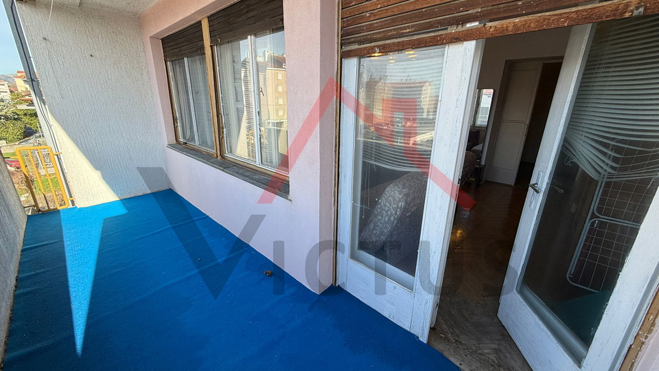 NOVI VINODOLSKI - Prostrani stan u centru grada&comma; 80 m2