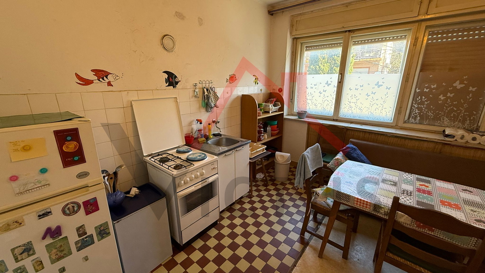 NOVI VINODOLSKI - Prostrani stan u centru grada&comma; 80 m2