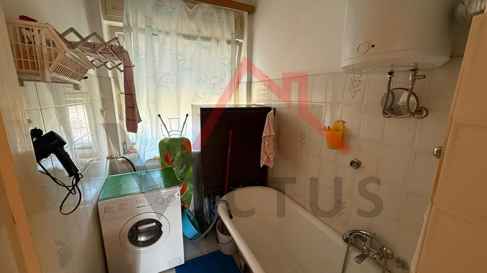 NOVI VINODOLSKI - Prostrani stan u centru grada&comma; 80 m2