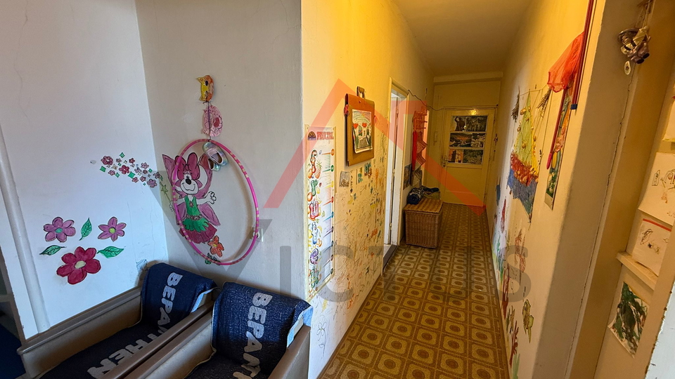 NOVI VINODOLSKI - Prostrani stan u centru grada&comma; 80 m2