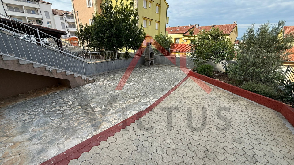 CRIKVENICA - 2 stana na odli&ccaron;noj lokaciji s oku&cacute;nicom