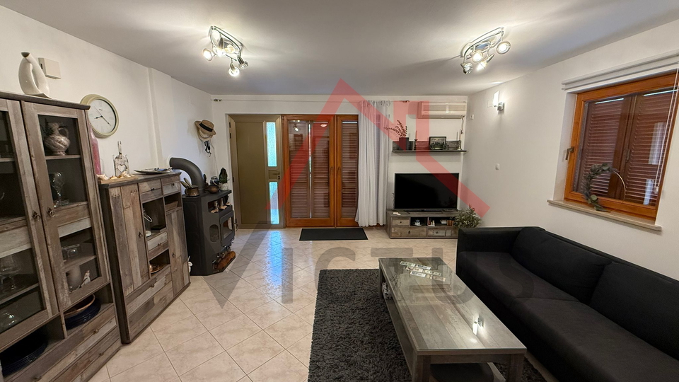 CRIKVENICA - 2 stana na odli&ccaron;noj lokaciji s oku&cacute;nicom