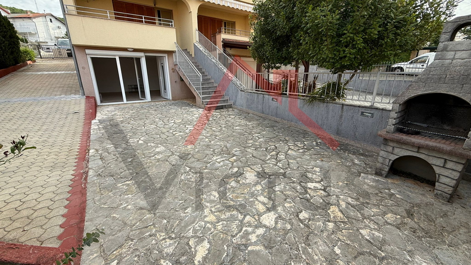 CRIKVENICA - 2 stana na odli&ccaron;noj lokaciji s oku&cacute;nicom