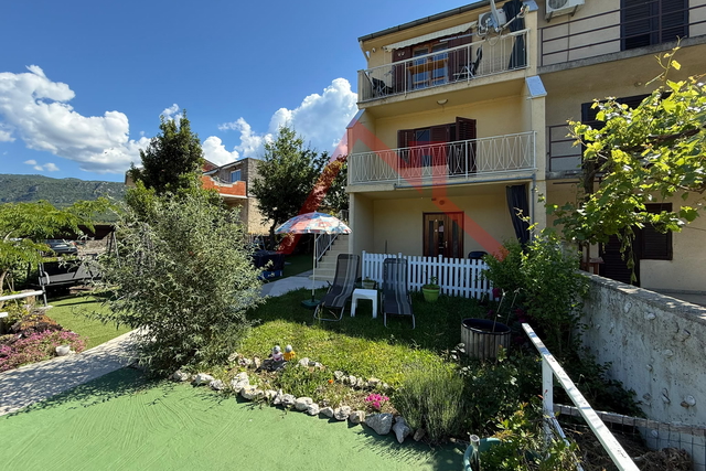 NOVI VINODOLSKI - House with 3 separate apartments and garage