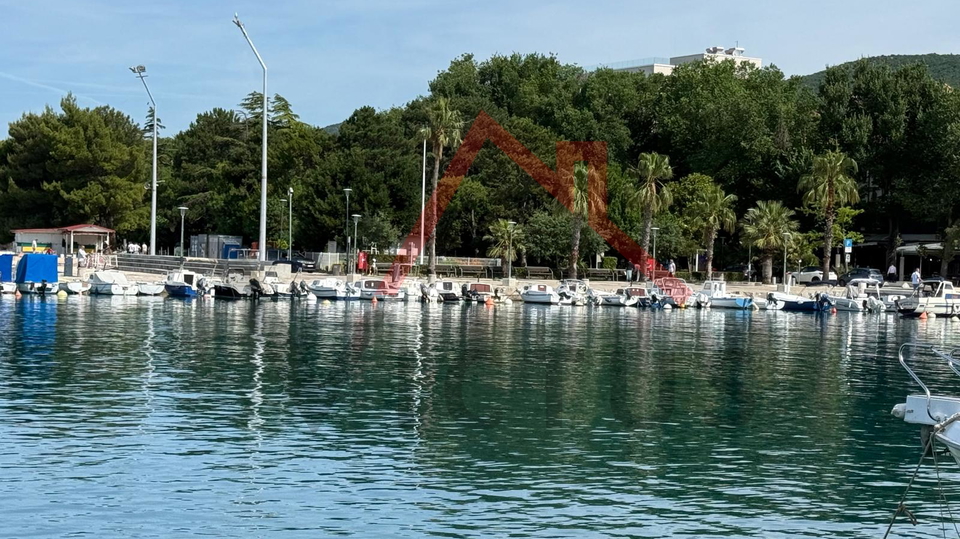 CRIKVENICA - 2S&plus;DB&comma; stan u prvom redu do mora&comma; 41 m2