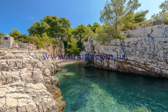 UNIQUE PROPERTY IN THE FIRST ROW TO THE SEA