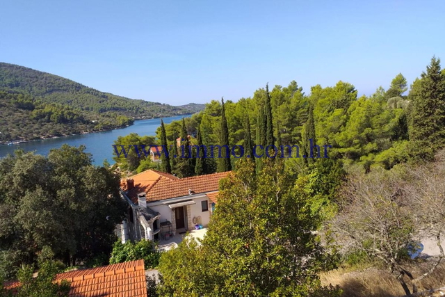 EKSKLUZIVNO! PROSTRANA APRTMANSKA KUĆA NA OTOKU KORČULI