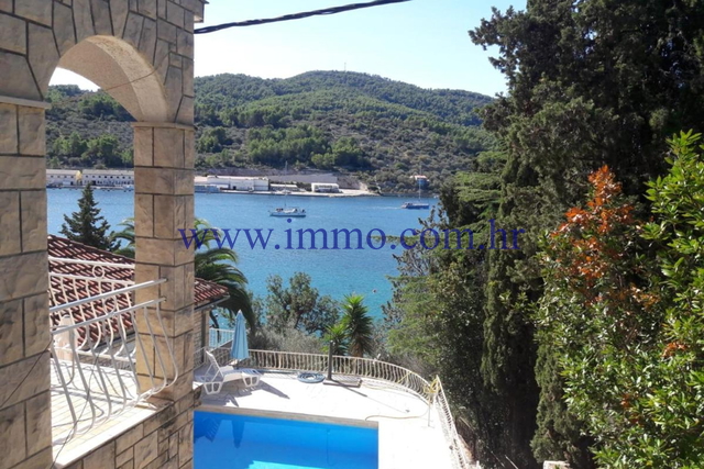 EKSKLUZIVNO! PROSTRANA APRTMANSKA KUĆA NA OTOKU KORČULI
