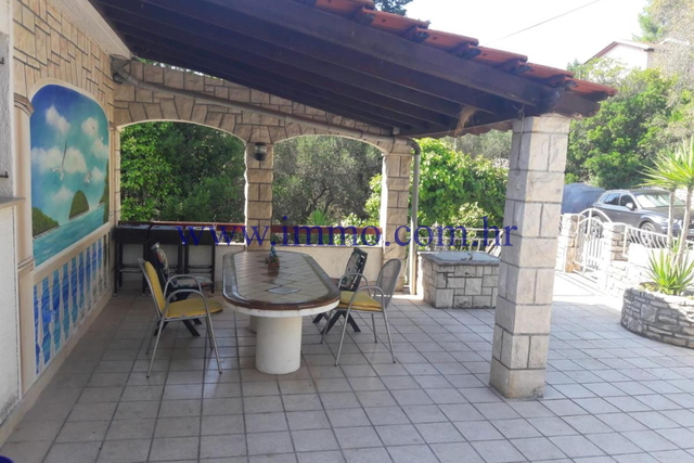 EKSKLUZIVNO! PROSTRANA APRTMANSKA KUĆA NA OTOKU KORČULI