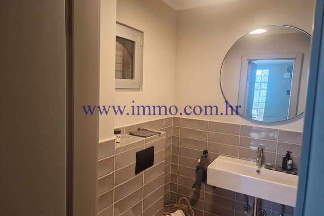HAUS IN DER ERSTEN REIHE ZUM MEER AUF DER INSEL &Ccaron;IOVO