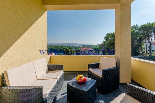 BRAČ, APARTMENT HOUSE WITH SEA VIEW