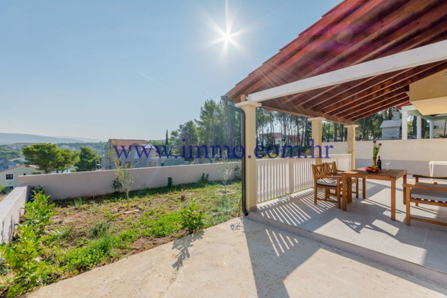 BRAČ, APARTMENT HOUSE WITH SEA VIEW