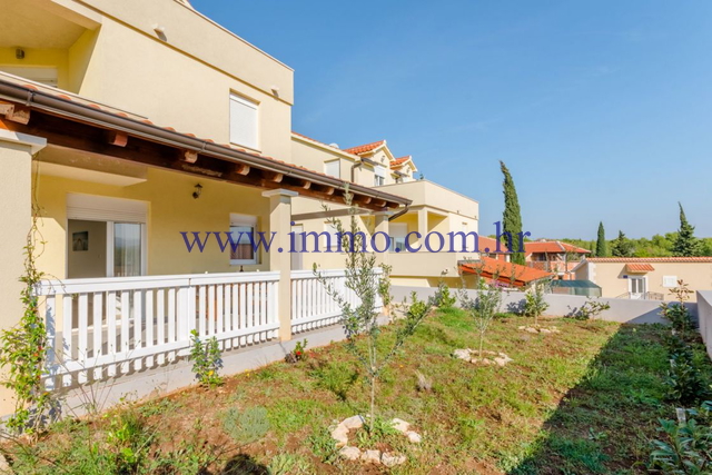 BRAČ, APARTMENT HOUSE WITH SEA VIEW