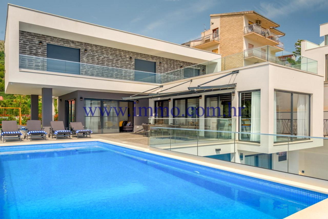 MODERENE VILLA MIT POOL IN DER NAHE VON SPLIT