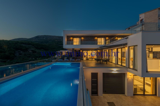 MODERENE VILLA MIT POOL IN DER NAHE VON SPLIT