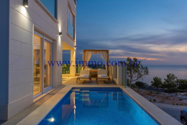 MODERN VILLA WITH POOL AT FIRST ROW TO THE SEA