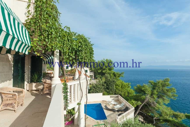 BRAČ ISLAND, BEACHFRONT VILLA FOR SALE