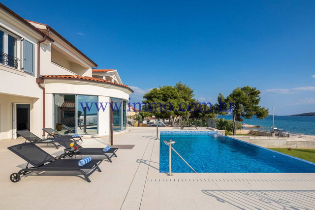 EXCEPTIONAL VILLA WITH POOL AND SPACIOUS GARDEN