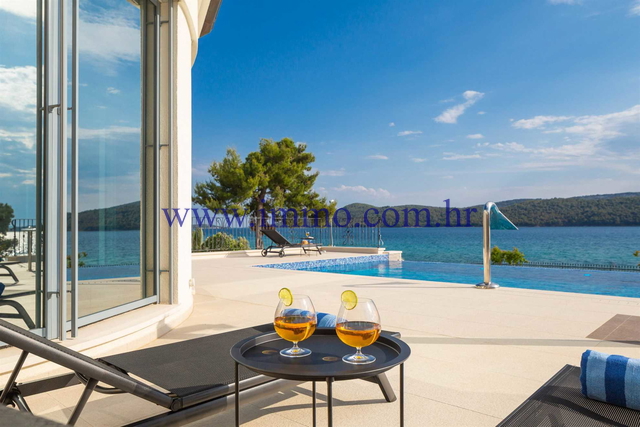 EXCEPTIONAL VILLA WITH POOL AND SPACIOUS GARDEN