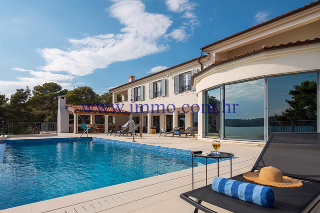 EXCEPTIONAL VILLA WITH POOL AND SPACIOUS GARDEN