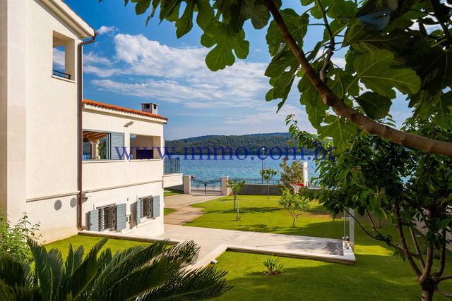 EXCEPTIONAL VILLA WITH POOL AND SPACIOUS GARDEN