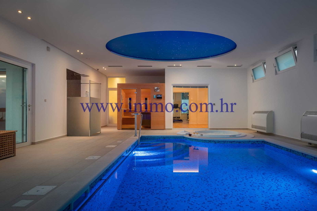 EXCEPTIONAL VILLA WITH POOL AND SPACIOUS GARDEN