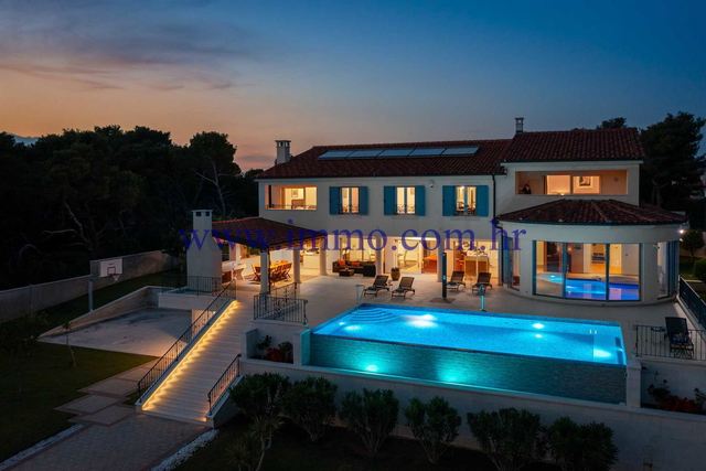 EXCEPTIONAL VILLA WITH POOL AND SPACIOUS GARDEN