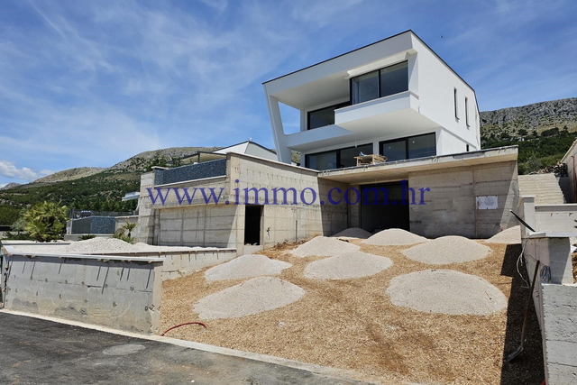 VILLA DI LUSSO CON PISCINA IN COSTRUZIONE, DINTORNI DI SPALATO