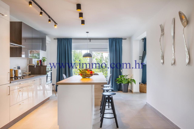 Casa, 250 m2, Vendita, Opatija