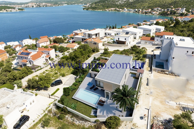 LUXURY VILLA NEAR THE SEA