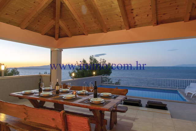 A HOUSE IN AN EXCEPTIONAL LOCATION IN THE FIRST ROW TO THE SEA