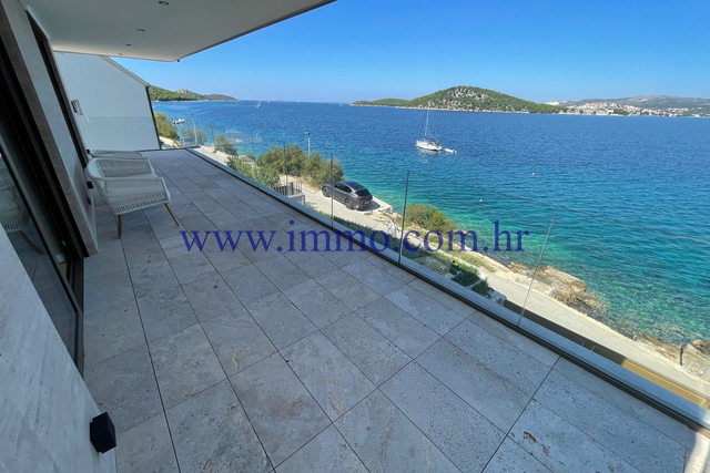 NEW LUXURY VILLA IN THE FIRST ROW TO THE SEA