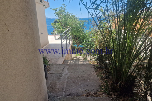 HAUS IN DER ERSTEN REIHE ZUM MEER AUF DER INSEL &Ccaron;IOVO
