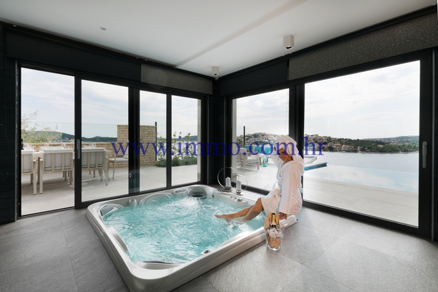 NOVA VILA S BAZENOM I PANORAMSKIM POGLEDOM NA MORE