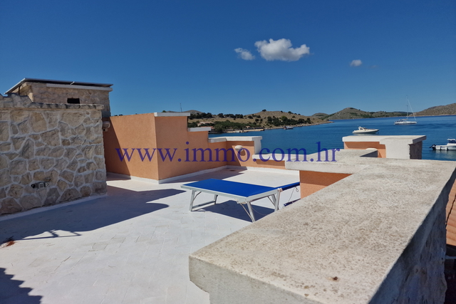 ARHIPELAG KORNATI. KUĆA U PRVOM REDU DO MORA