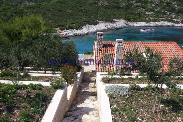 VIS, STONE VILLA IN THE FIRST ROW TO THE SEA