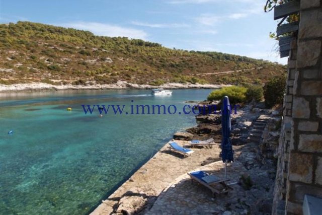 VIS, STONE VILLA IN THE FIRST ROW TO THE SEA