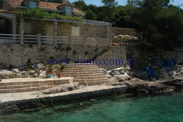 VIS, STONE VILLA IN THE FIRST ROW TO THE SEA