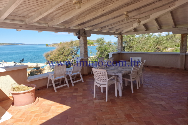 ARHIPELAG KORNATI. KUĆA U PRVOM REDU DO MORA