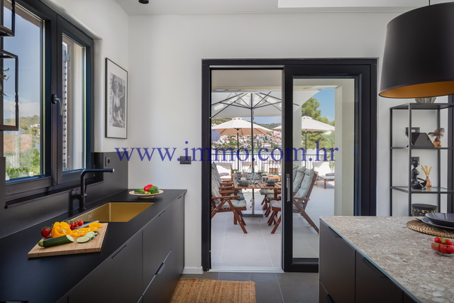 NUOVA VILLA CON PISCINA VICINO AL MARE