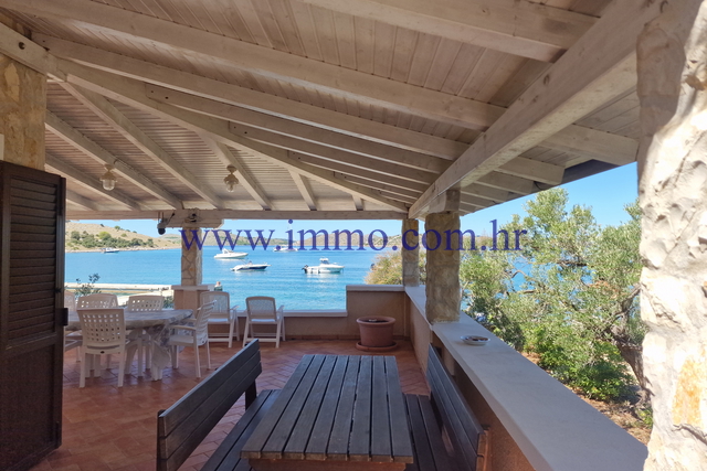 ARHIPELAG KORNATI. KUĆA U PRVOM REDU DO MORA