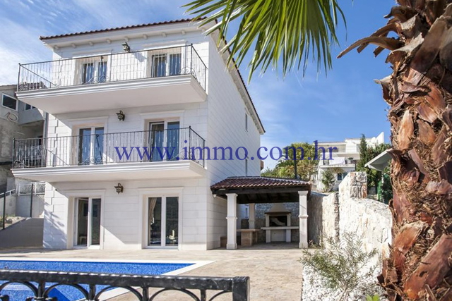 VILLA WITH SWIMMING POOL, NEAR THE BEACH, 15 KM FROM TROGIR