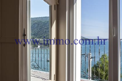 VILLA WITH SWIMMING POOL, NEAR THE BEACH, 15 KM FROM TROGIR