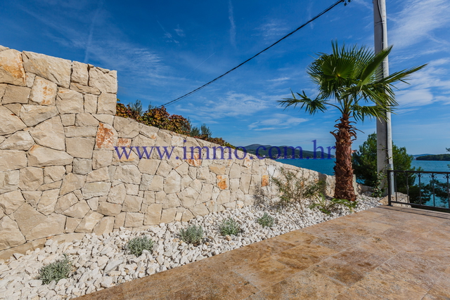 VILLA WITH SWIMMING POOL, NEAR THE BEACH, 15 KM FROM TROGIR