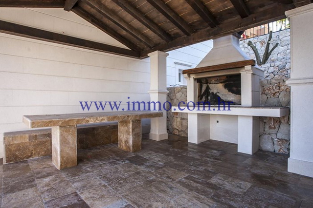 VILLA WITH SWIMMING POOL, NEAR THE BEACH, 15 KM FROM TROGIR