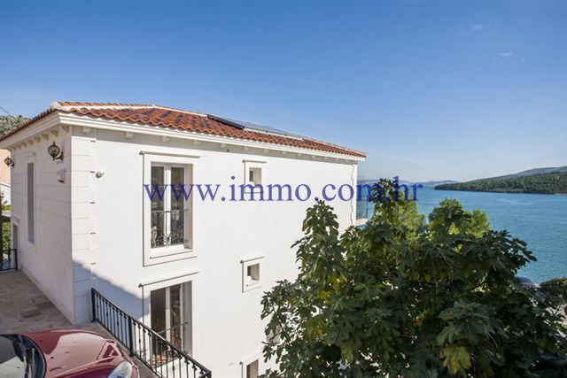 VILLA WITH SWIMMING POOL, NEAR THE BEACH, 15 KM FROM TROGIR