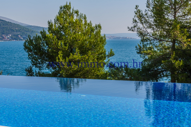 VILLA WITH SWIMMING POOL, NEAR THE BEACH, 15 KM FROM TROGIR